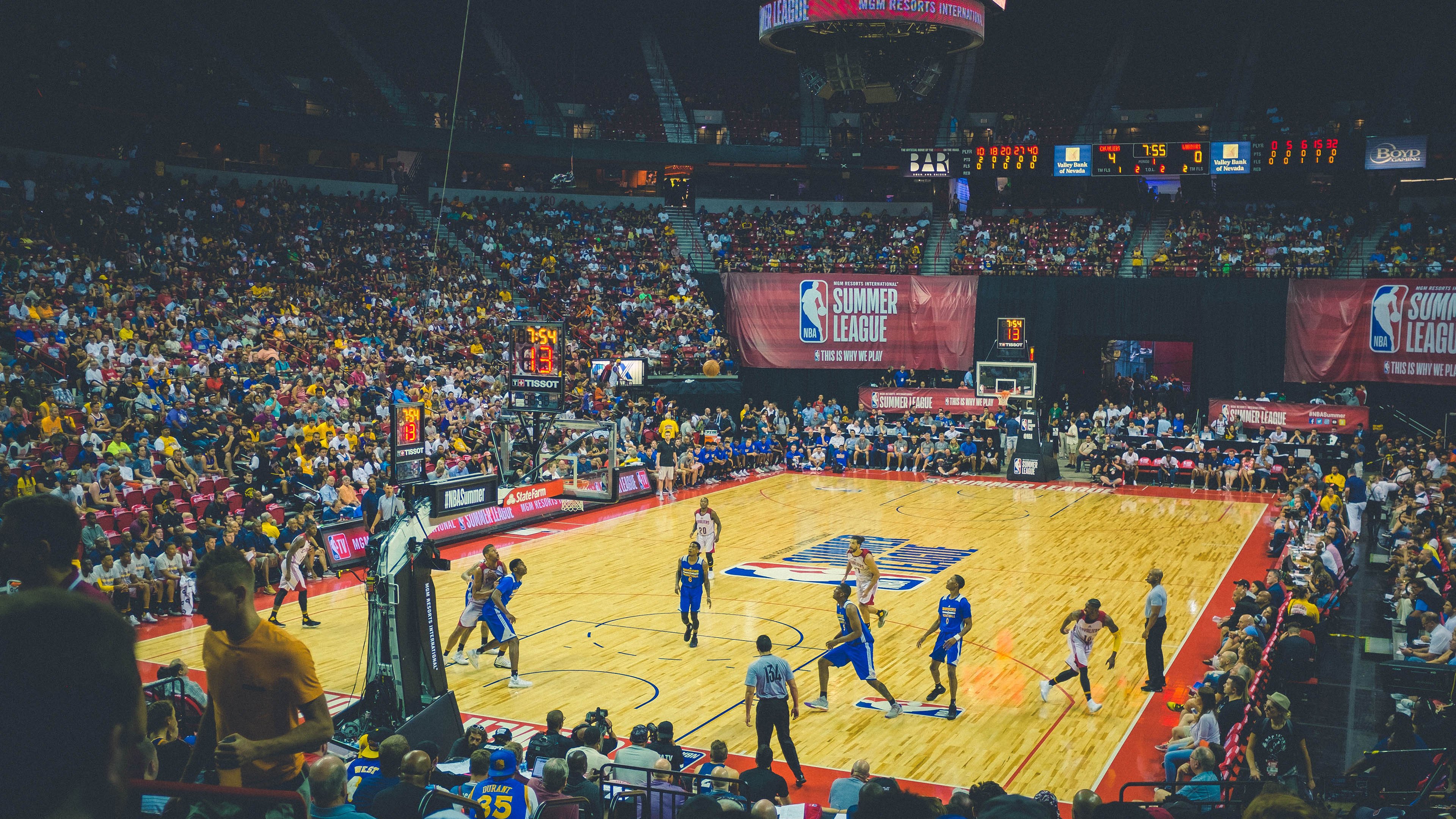 国内外足球赛事裁判员交流培训，提升执法水平，足球裁判培训的意义