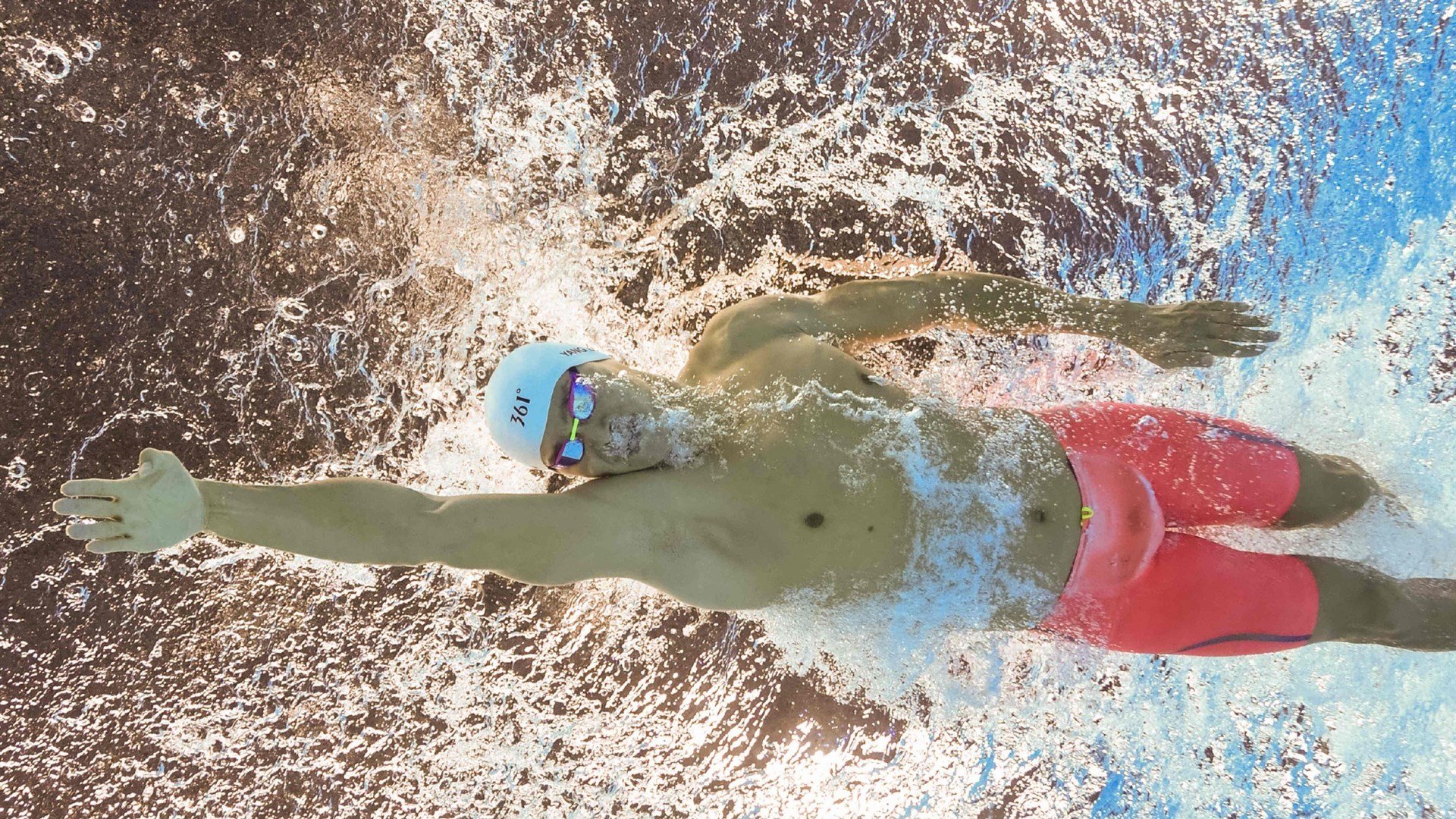 李恩：全黑队中场的稳定器，为球队进攻提供持续支持，搜索李恩